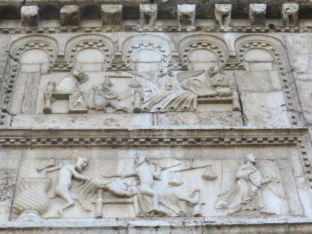 ...Reliefzonen, die zu den wichtigsten Beispielen romanischer Plastik um 1200 herum gehören