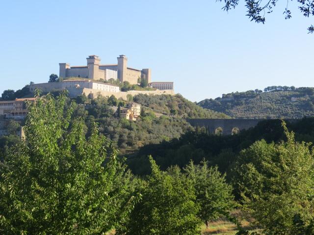 wir wandern weiter und betrachten auf der anderen Seite die päpstlichen Burganlage Rocca Albornoziana...