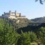 wir wandern weiter und betrachten auf der anderen Seite die päpstlichen Burganlage Rocca Albornoziana...