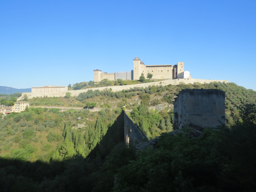 ...mit dem Ponte delle Torri ein mittelalterlicher Aquädukt