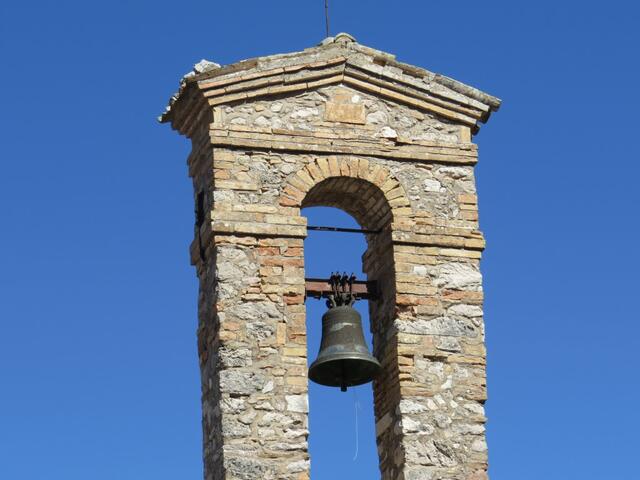 wir schauen hinauf zum kleinen Glockenturm und denken uns wie karg das Leben hier oben war