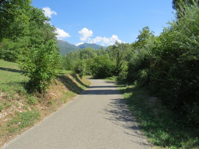 eine kurze Strecke der Strasse entlang...