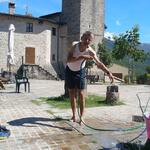 mit Freude entdecken wir auf dem Dorfplatz Piazza San Michele Arcangelo ein Brunnen