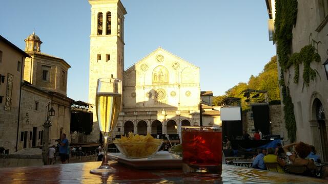 wie schon am Vortag geniessen wir danach den Blick auf den Dom und gleichzeitig einen Aperitivo