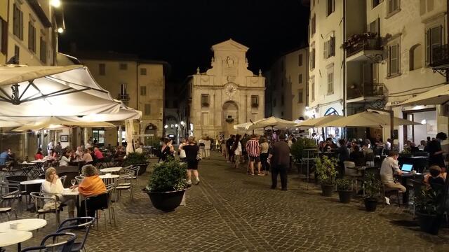 es ist schön spät als wir das Restaurant verlassen und durch die Piazza del Mercato laufen