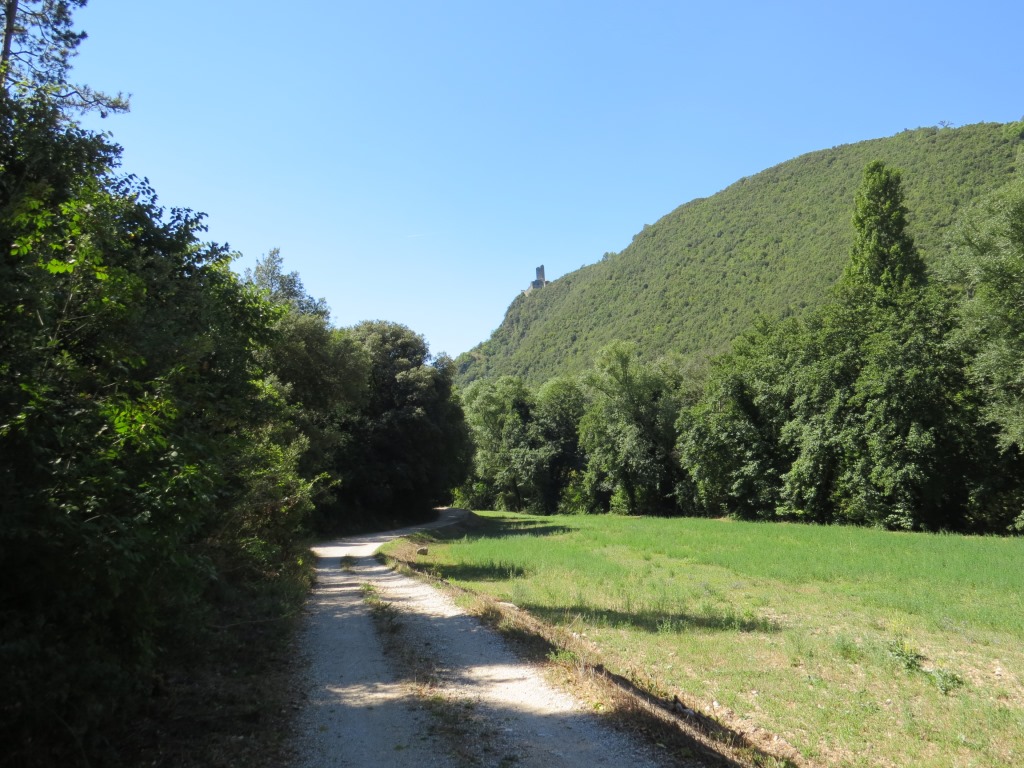 am Horizont erkennen wir die Rocca di Mattarella. Die Burgruine überragt das Dorf Ferentillo