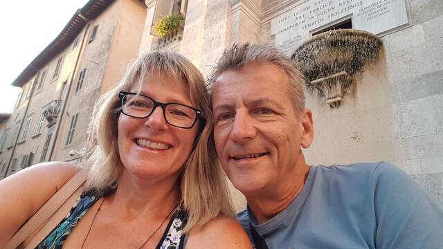 Erinnerungsfoto aufgenommen beim Brunnen auf der Piazza del Mercato von Spoleto