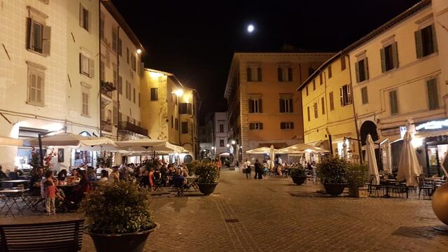 es ist schön spät als wir das Restaurant verlassen und durch die Altstadt von Spoleto laufen. Spoleto hat uns sehr gefallen
