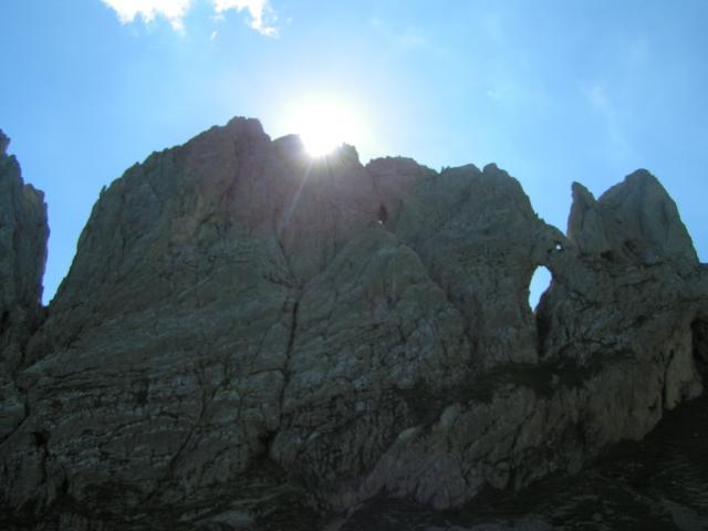 die Sonne steigt hinter den Kreuzberge hervor
