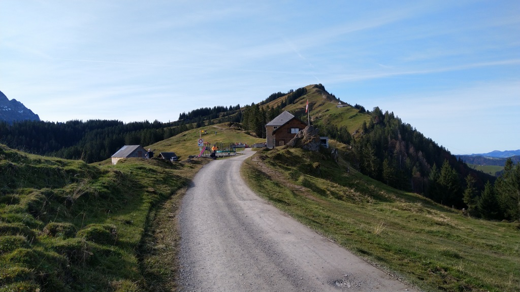 über einen breiten Kiesweg...