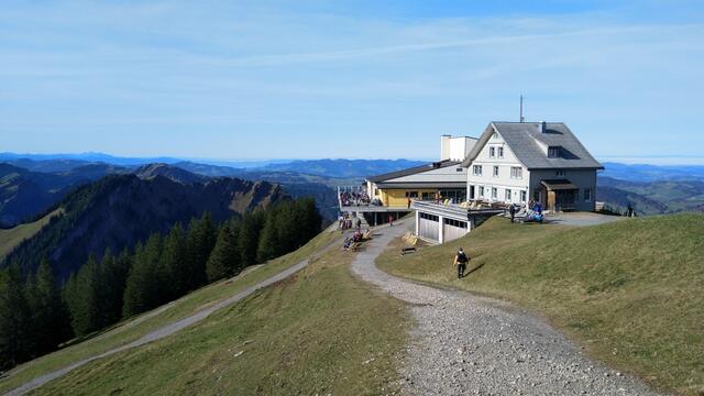 wir haben den Kronberg mit Gasthaus und Bergstation der Seilbahn erreicht