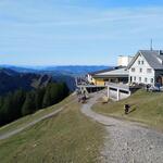 wir haben den Kronberg mit Gasthaus und Bergstation der Seilbahn erreicht