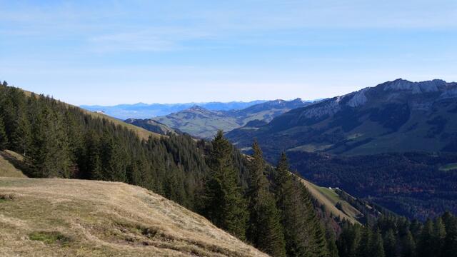 über das Weissbachtal und Weissbad blicken wir Richtung Hoher Kasten