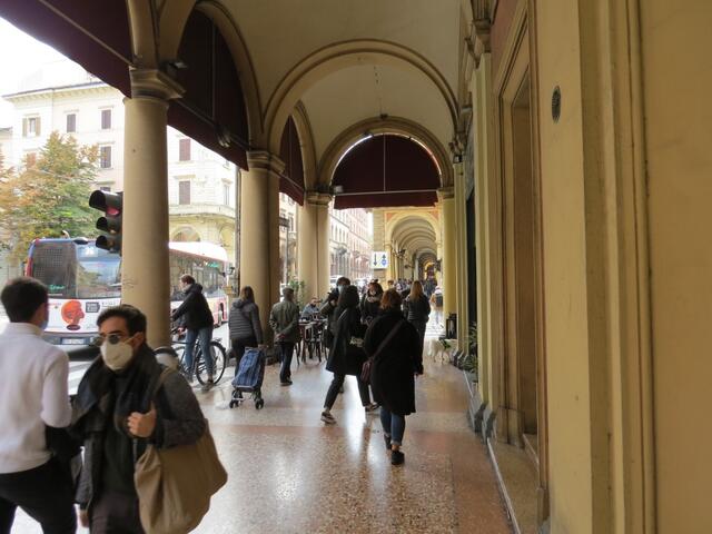 wir laufen durch die Arkaden von Bologna. Bologna besitzt 38km davon