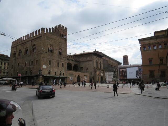 wir erreichen die Piazza del Nettuno mit dem Palazzo del Podestà
