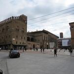 wir erreichen die Piazza del Nettuno mit dem Palazzo del Podestà