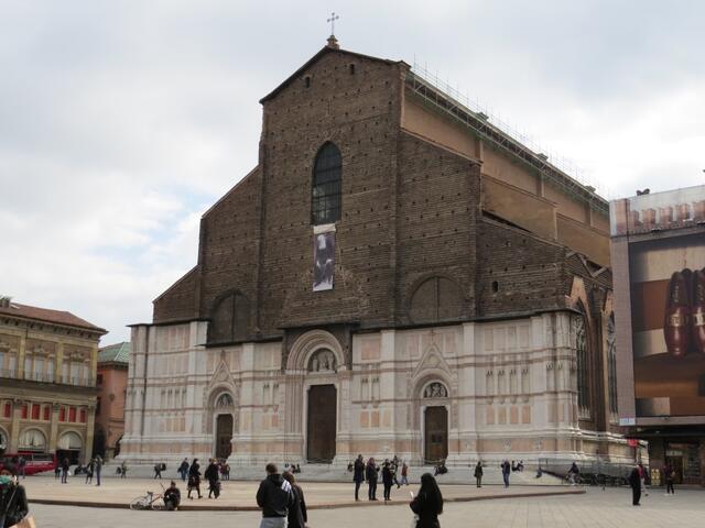 die Piazza Maggiore mit der Basilica San Petronio