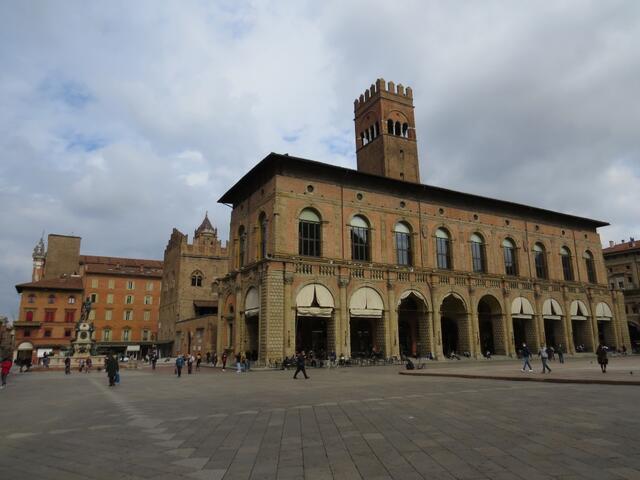 Blick zurück zur Piazza del Nettuno mit dem Palazzo del Podestà