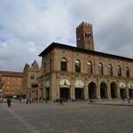 Blick zurück zur Piazza del Nettuno mit dem Palazzo del Podestà