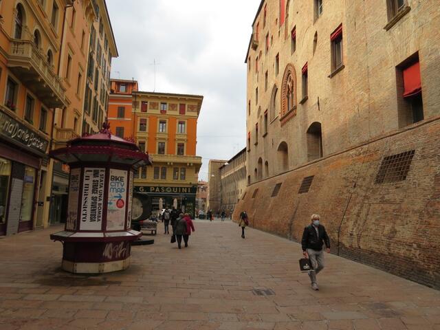 wir laufen durch die Altstadt. Rechts gut ersichtlich die ehemalige historische Befestigungsanlage