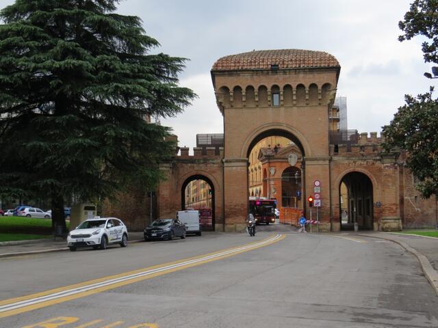 wir erreichen die Porta Saragozza 13. Jhr. eines der Tore in den mittelalterlichen Mauern von Bologna