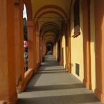 die Via degli Dei führt uns nun 4km durch die historischen Arkaden von Bologna