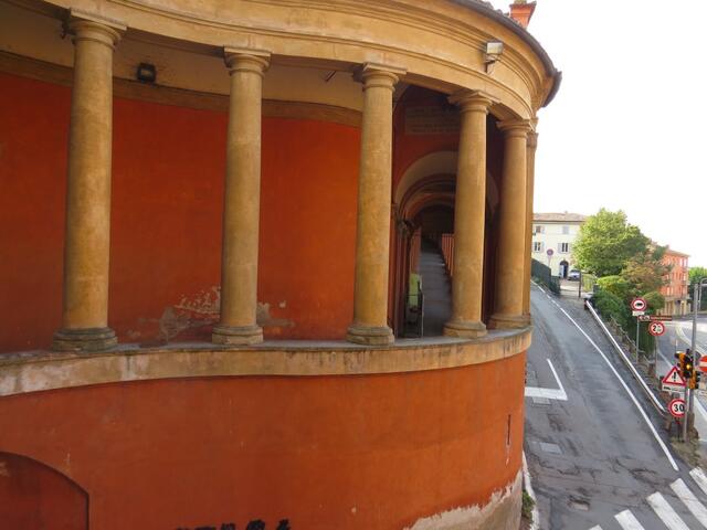 die Arkaden biegen nun links weg und führen aufwärts zum Santuario della Madonna di San Luca