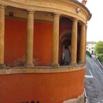 die Arkaden biegen nun links weg und führen aufwärts zum Santuario della Madonna di San Luca