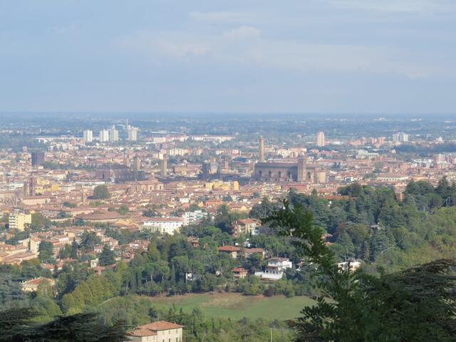 wir blicken auf Bologna. Gut ersichtlich der Asinelliturm