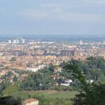 wir blicken auf Bologna. Gut ersichtlich der Asinelliturm