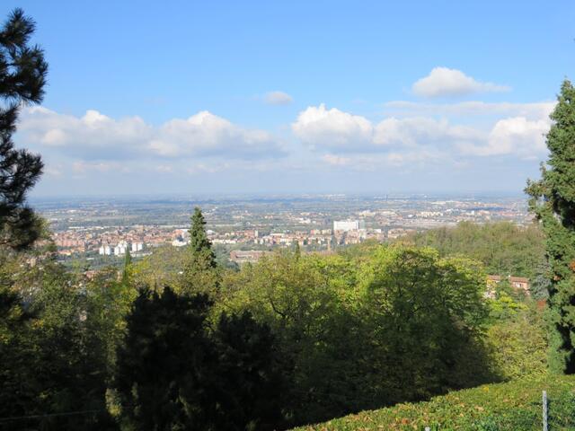 von der Wallfahrtskirche geniesst man eine sehr schöne Aussicht auf Bologna und auf die Ebene