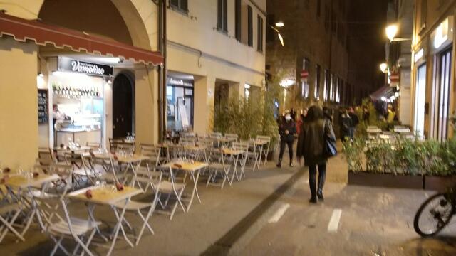 am Abend laufen wir durch die Innenstadt mit seinen unzähligen Restaurants...
