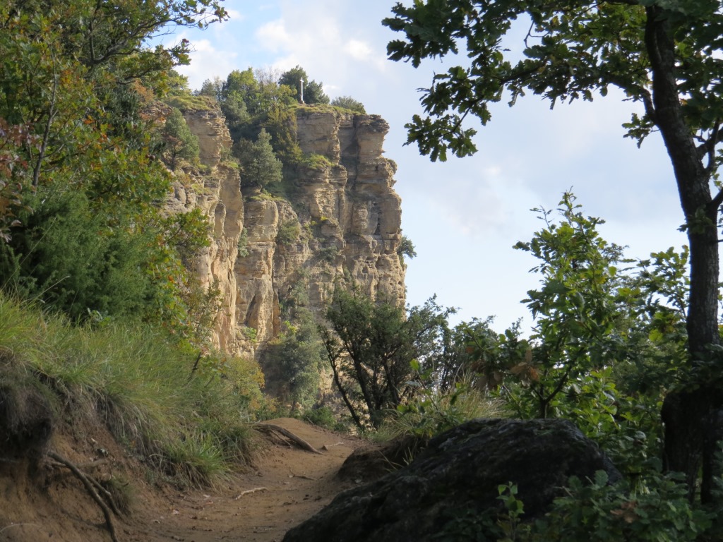 Blick hinauf zum Monte Adone. Wegen seiner strategischen Position, war er im 2.Weltkrieg stark umkämpft