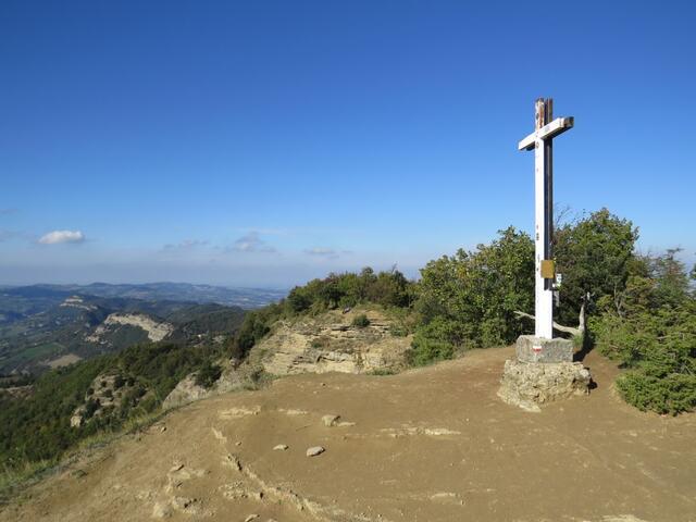 beim Gipfelkreuz des Monte Adone. Der höchste Punkt der heutigen Wanderung