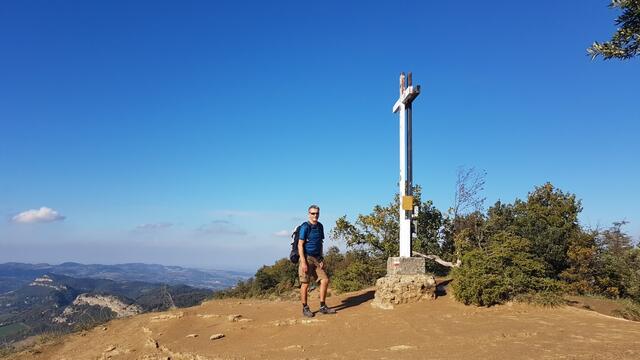 beim Gipfelkreuz des Monte Adone