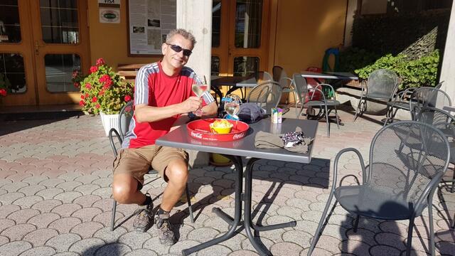 in Madonna dei Fornelli geniessen wir zuerst einen kühlen Weisswein der Region...