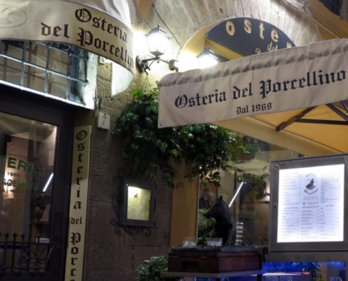 direkt neben dem Hotel liegt die Osteria del Porcellino