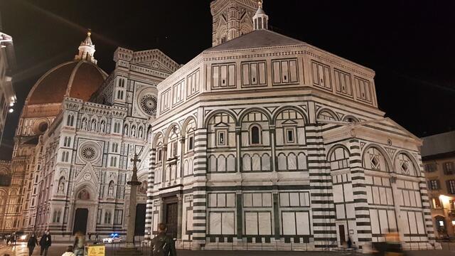wir machen einen Verdauungsspaziergang und erreichen die Piazza del Duomo. Wunderschön