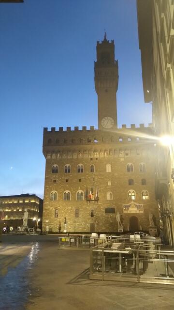 wir verlassen das Hotel La Torre dei Salterelli und laufen durch die Piazza della Signoria...