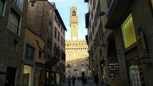 vom Hotel sind es nur ein paar Schritte und wir erreichen die Piazza della Signoria