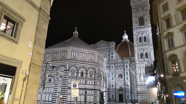 an der Piazza del Duomo mit dem Battistero San Giovanni, Cattedrale Santa Maria del Fiore und Campanile di Giotto vorbei...