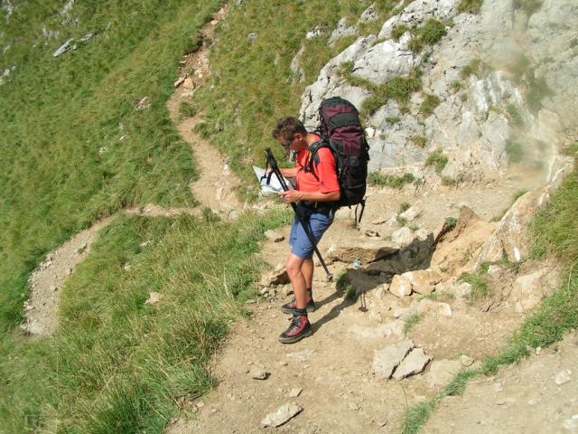 Franco studiert die Wanderkarte