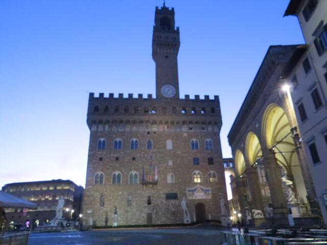 wir verlassen das Hotel La Torre dei Salterelli und laufen durch die Piazza della Signoria