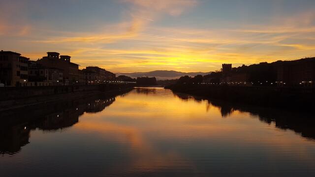 mit Sonnenaufgang am Arno entlang...