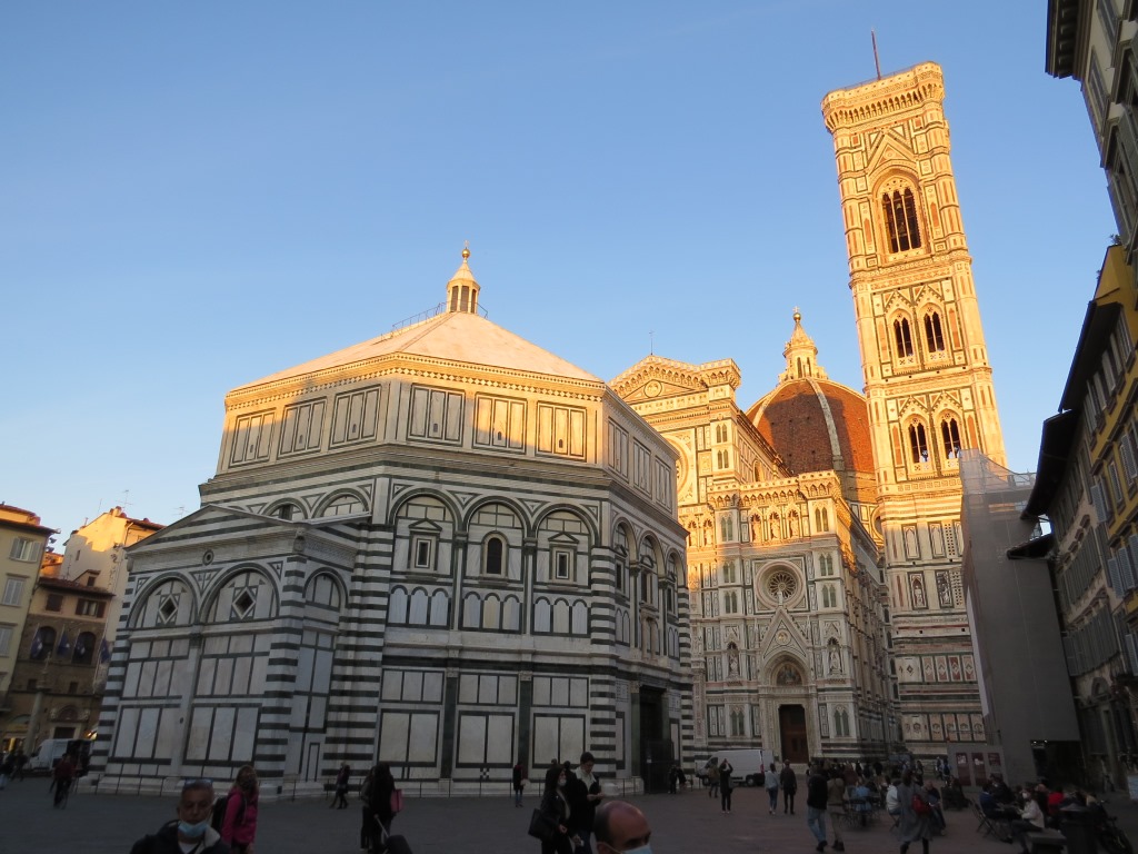 ...und laufen danach zur Piazza del Duomo mit Dom, Baptisterium und Campanile