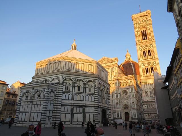 ...und laufen danach zur Piazza del Duomo mit Dom, Baptisterium und Campanile