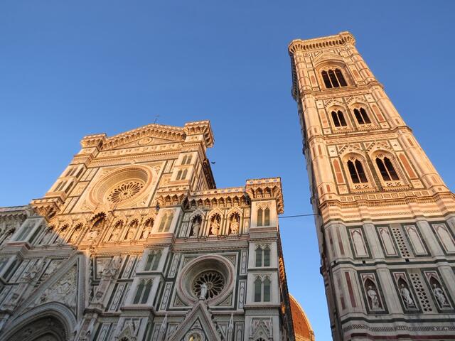 der Dom Santa Maria del Fiore mit der riesigen Kuppel ist eine Sinfonie aus grünem und weissem Marmor