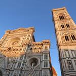 der Dom Santa Maria del Fiore mit der riesigen Kuppel ist eine Sinfonie aus grünem und weissem Marmor