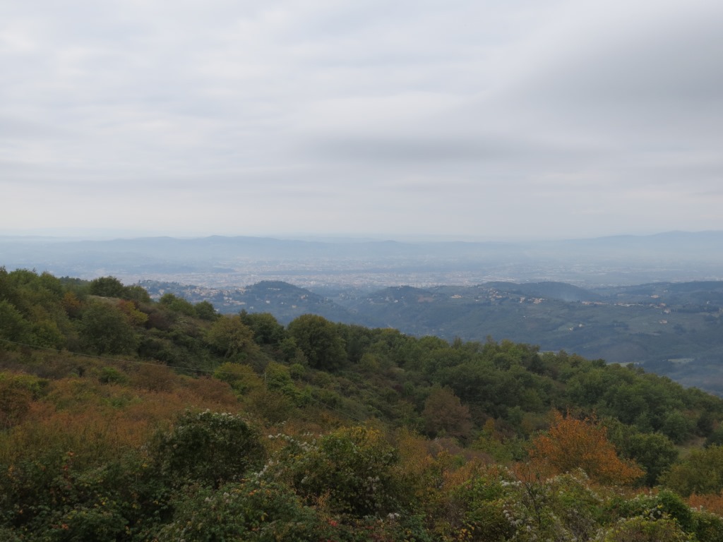 die Aussicht von Poggio Pratone Richtung Firenze, ist trotz den Wolken sehr schön