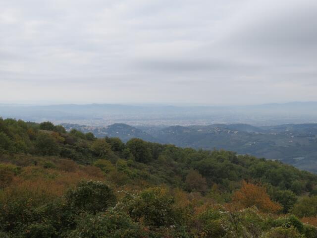 die Aussicht von Poggio Pratone Richtung Firenze, ist trotz den Wolken sehr schön